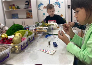 Мастер-класс для детей «Новогодние игрушки своими руками» в Gurulab School